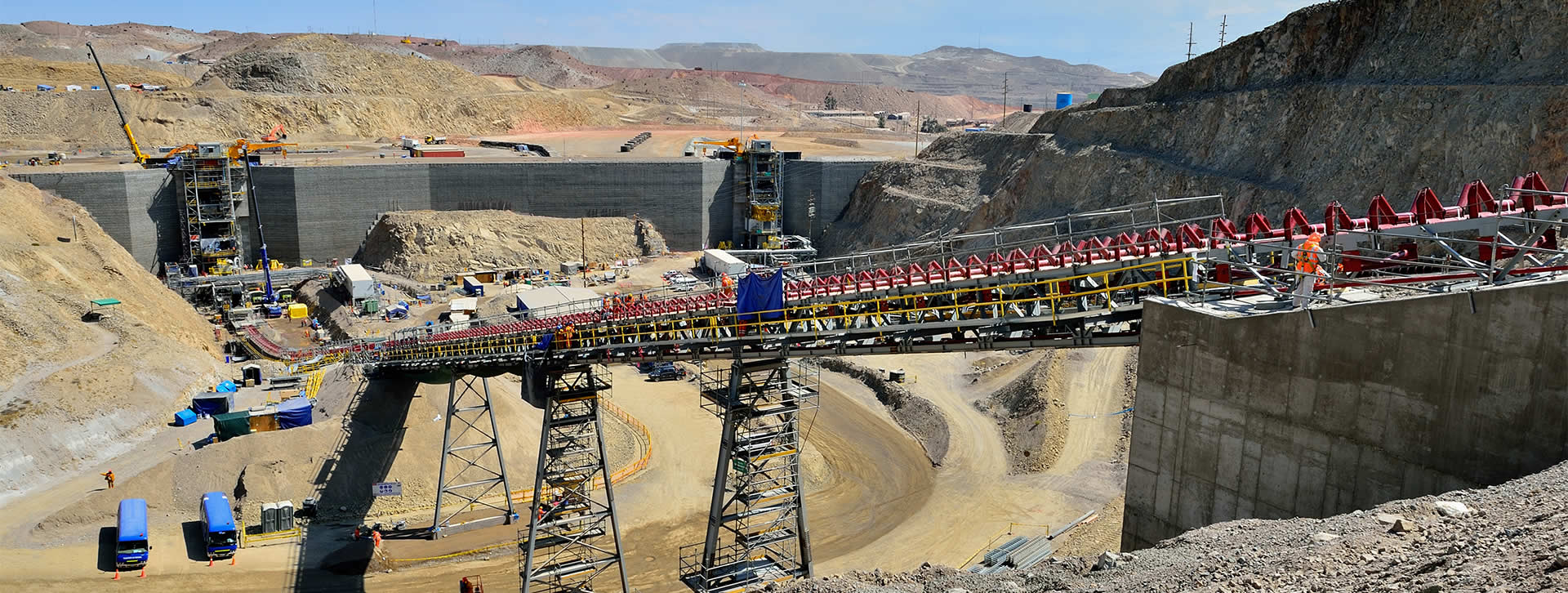 Vial y Vives - Cerro Verde es un complejo minero de cobre y molibdeno ubicado en el distrito de Uchumayo en la provincia de Arequipa en Perú