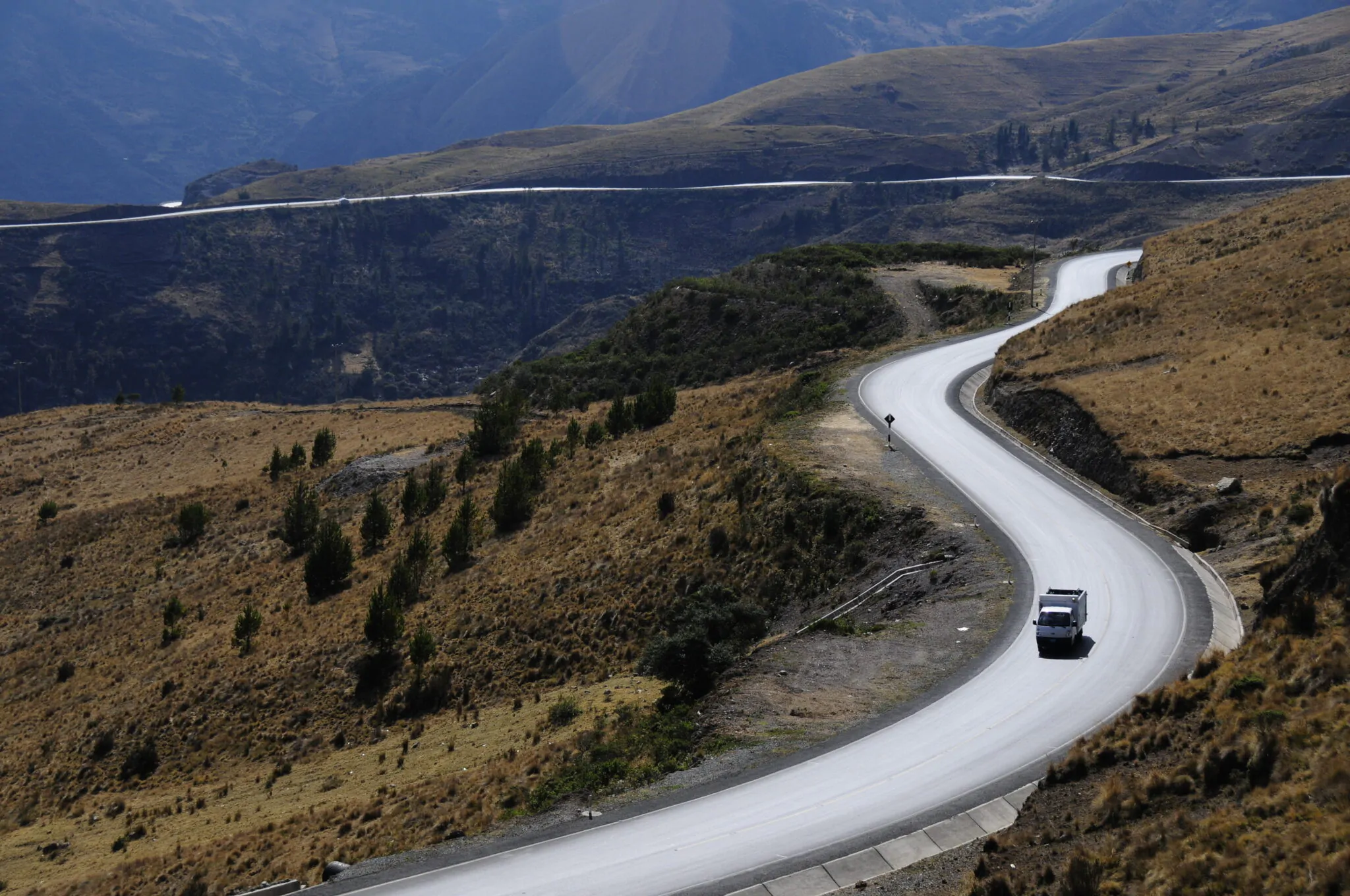 Vial y Vives - DSD, tramos 2 y 3 de la carretera IIRSA (Iniciativa para la Integración de la Infraestructura Regional Suramericana) sur, en Perú