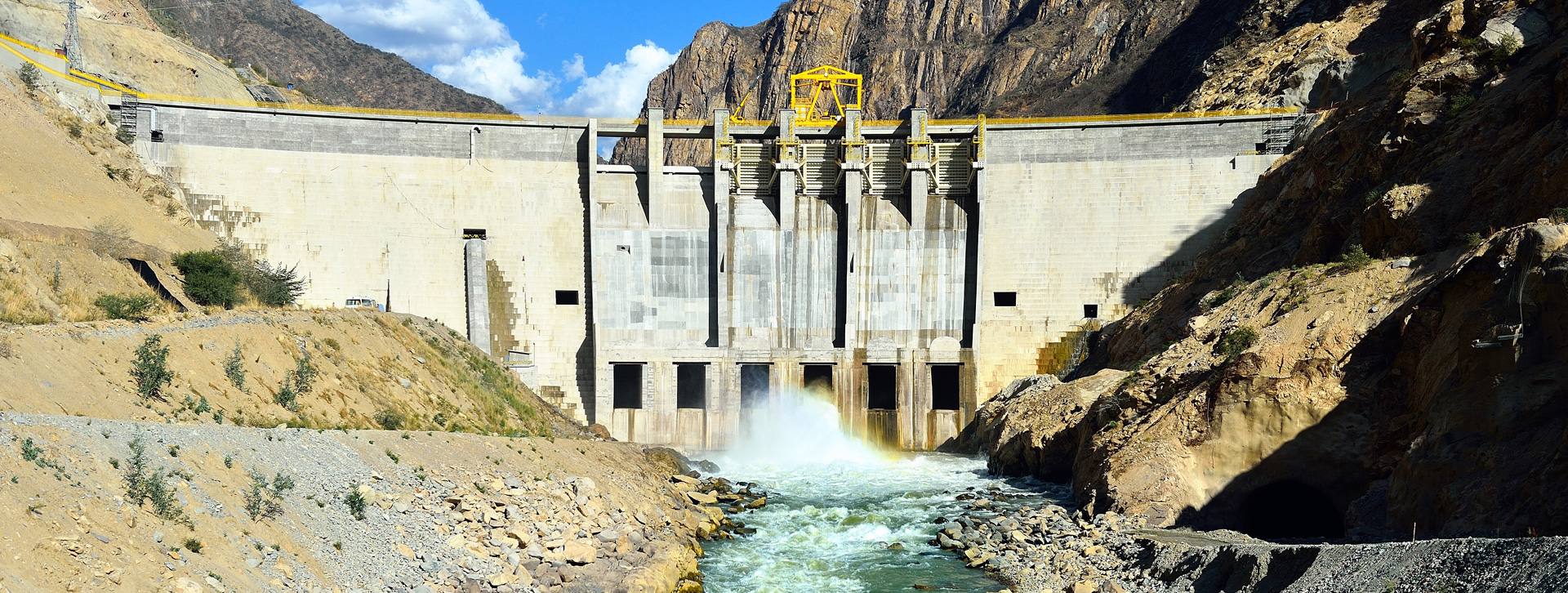 Vial y Vives - DSD, Cerro del Águila es una central hidroeléctrica de 557 MW de potencia en Huancavelica, Perú
