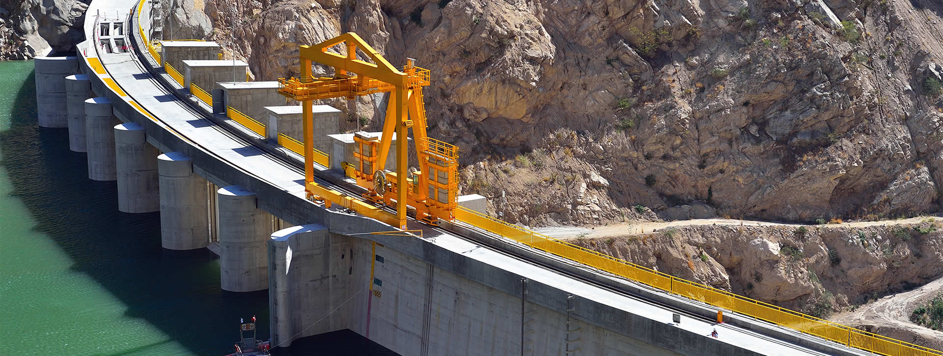 Vial y Vives - DSD, Cerro del Águila es una central hidroeléctrica de 557 MW de potencia en Huancavelica, Perú