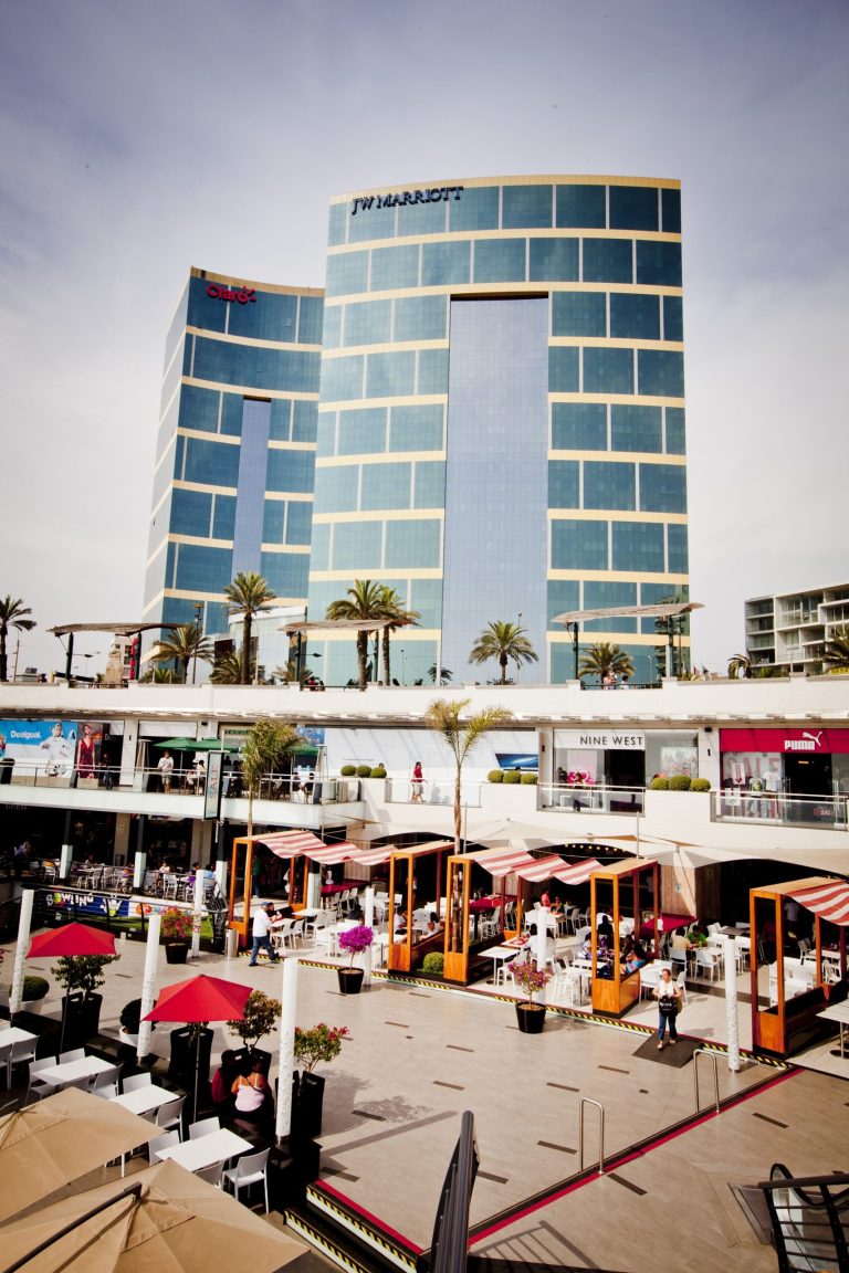 Vial y Vives - Larcomar es un centro comercial ubicado en el trayecto final de la avenida Larco en el distrito de Miraflores en Lima Perú