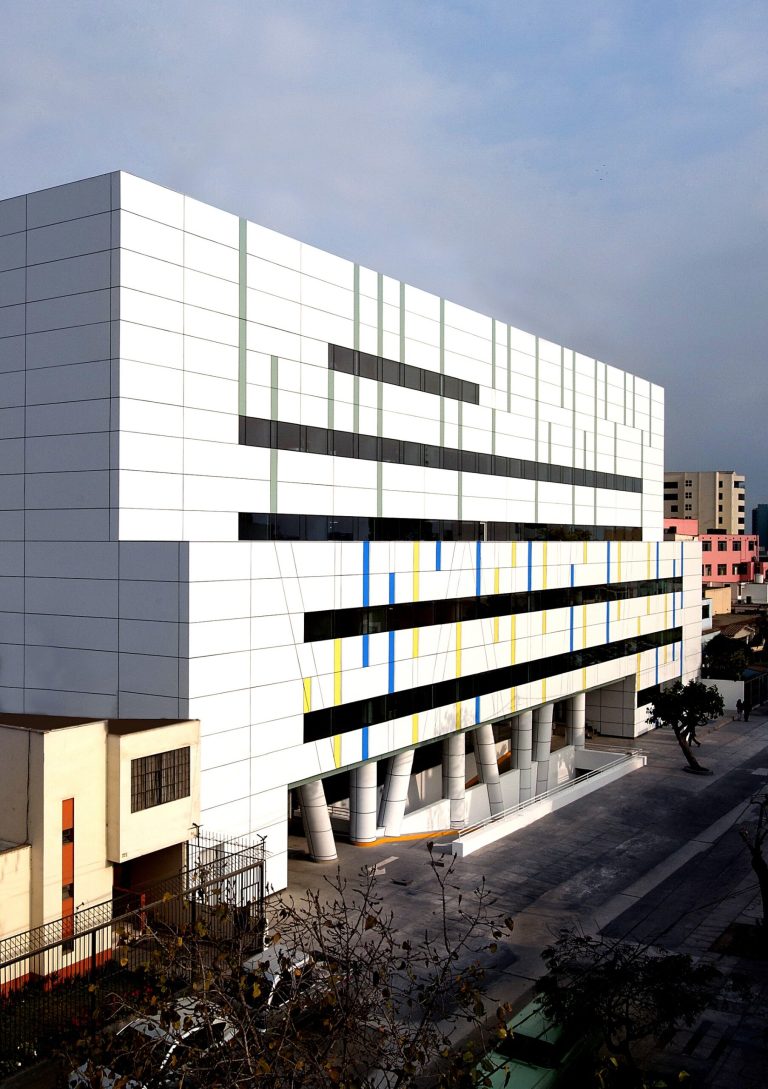 Vial y Vives - ampliación de la clínica san felipe en lima Perú